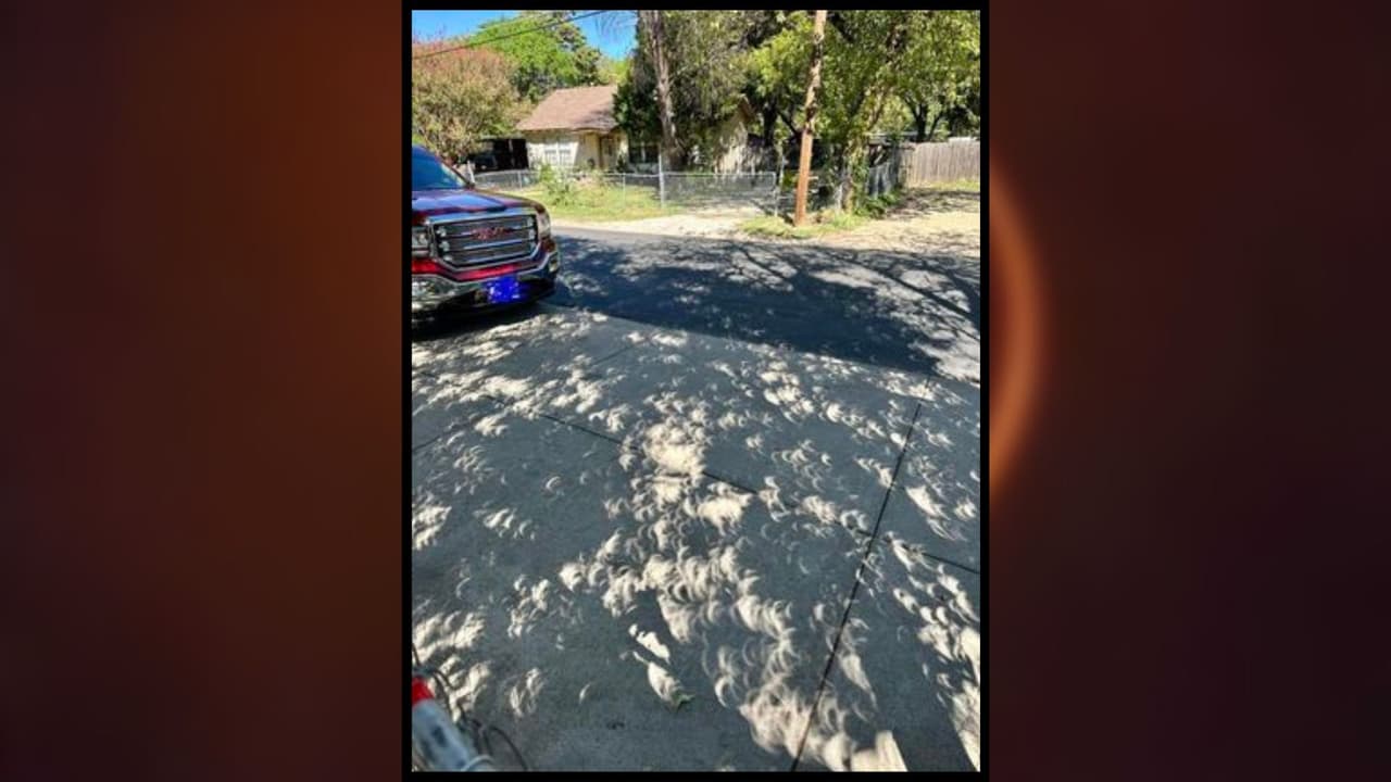 El paso del eclipse fue fácilmente visible en las calles texanas, en donde la sombra proyectó el camino de la Luna a través del Sol.