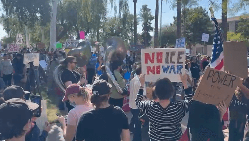 En el
<b>Capitolio estatal en Phoenix</b>, cientos de personas acudieron a la protesta, y caminaron con pacartas y gritando consignas. Hubo hasta música en medio de la movilización.