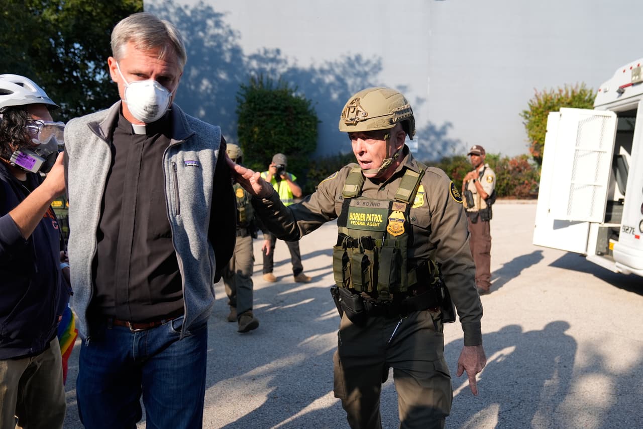 El activista Baltazar Enríquez, del
<b>Concilio Comunitario de La Villita, fue uno de los testigos</b> de lo ocurrido en
<b><a href="https://www.univision.com/local/chicago-wgbo/la-villita-chicago-redadas-operativos-arrestos-ice-migra-patrulla-fronteriza" target="_blank">La Villita,</a></b> que habló con Univision.
<br>
<br>“Nos avisaron que había presencia de inmigración. Salimos hacia la 26 y vimos a
<b>los agentes aterrorizar a la gente, </b>queriendo arrestarlos. La gente corrió, los negocios cerraron las puertas. Entonces hicimos la llamada para que todos los voluntarios salieran a patrullar y alertar a la comunidad. Fuimos a las escuelas a decirles que metieran a los niños”, explicó Enríquez.