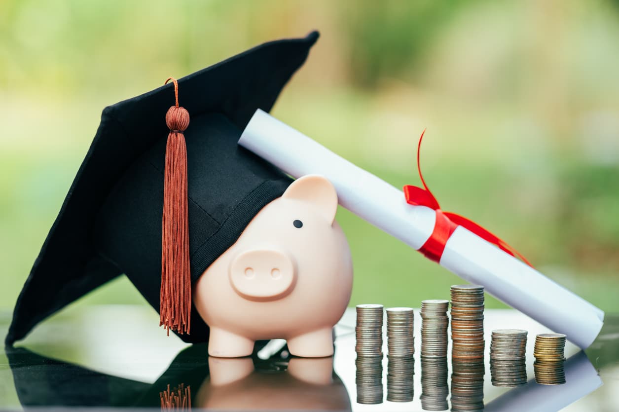 <h3 class="cms-H3-H3">4.- Reembolso de préstamos estudiantiles para empleados federales</h3>
<br>
<br>Las agencias gubernamentales pueden pagar los préstamos estudiantiles federales como un incentivo de contratación o retención de candidatos o empleados.
<br>
<br>Las agencias pagarán hasta $10,000 al año en deuda o un total de $60,000 por empleado. A cambio, los empleados deben aceptar permanecer en la agencia durante al menos tres años.