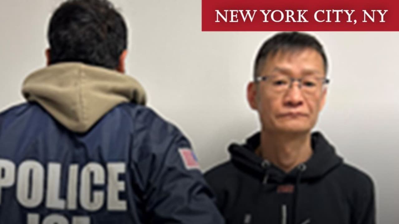 La oficina de la Ciudad de Nueva York también
<b> reportó la detención de un ciudadano chino</b> con orden final de deportación.
<br>
<br>
<b>Jia Zhun Chen, un hombre de 51 años</b> que según ICE tenía arrestos por posesión de un arma en relación con un crimen,
<b>albergar a inmigrantes y tomar rehenes, entre otros delitos</b>.
<br>
