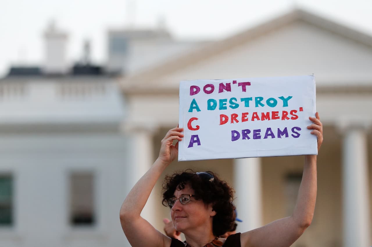 Senadores exigen al gobierno que reduzca demoras en renovaciones de DACA: los retrasos puede ponerlos en riesgo de deportación