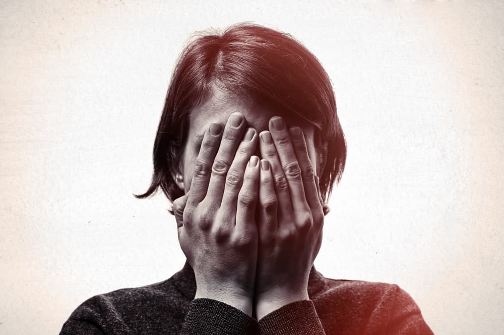 Cuando Mercurio transita por Leo el tono general es de entusiasmo, a veces inclusive muy teatral y dramático ¡todo se exagera! Muchos actores y actrices de teatro tienen a Mercurio en Leo en su Carta Natal.