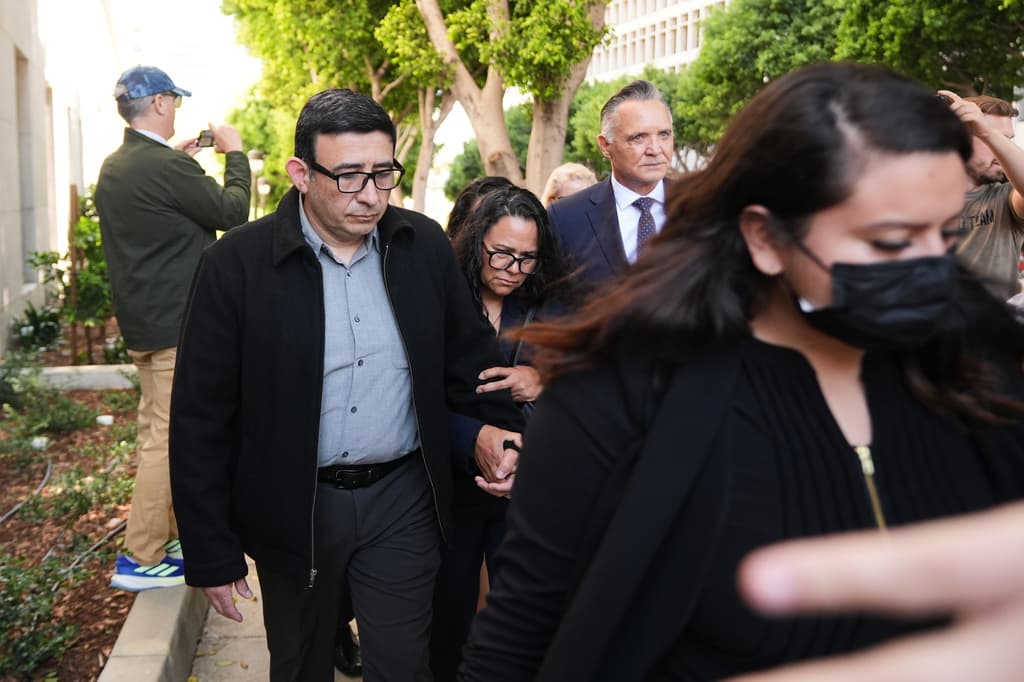 Sus padres, Jesús Rivas y Mercedes Martínez, hablaron públicamente por primera vez a través de su abogado. “Una niña hermosa y fuerte a la que le encantaba cantar y bailar”, la describieron en un comunicado. En el mismo texto, recordaron su rutina familiar: “Todos los viernes por la noche veíamos películas y pasábamos momentos maravillosos juntos”. Y añadieron: “La extrañamos profundamente. Lo único que queremos es justicia para Celeste”.
<br>