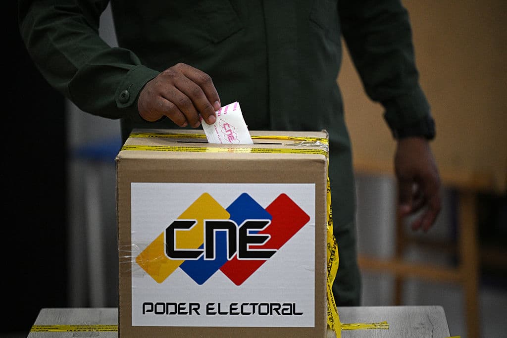 Los venezolanos eligen congresistas y gobernadores en medio del desánimo de opositores y tras ola de arrestos