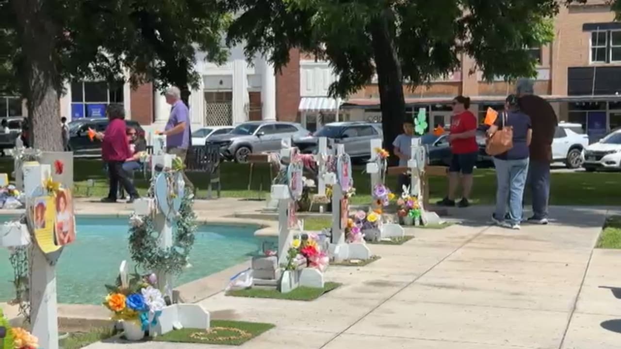 El evento comenzó alrededor de las
<b>11:30 de la mañana</b> y reunió a cerca de
<b>100 personas</b>, entre familiares, sobrevivientes, activistas y miembros de la comunidad que acudieron para rendir homenaje a quienes perdieron la vida en la masacre escolar.