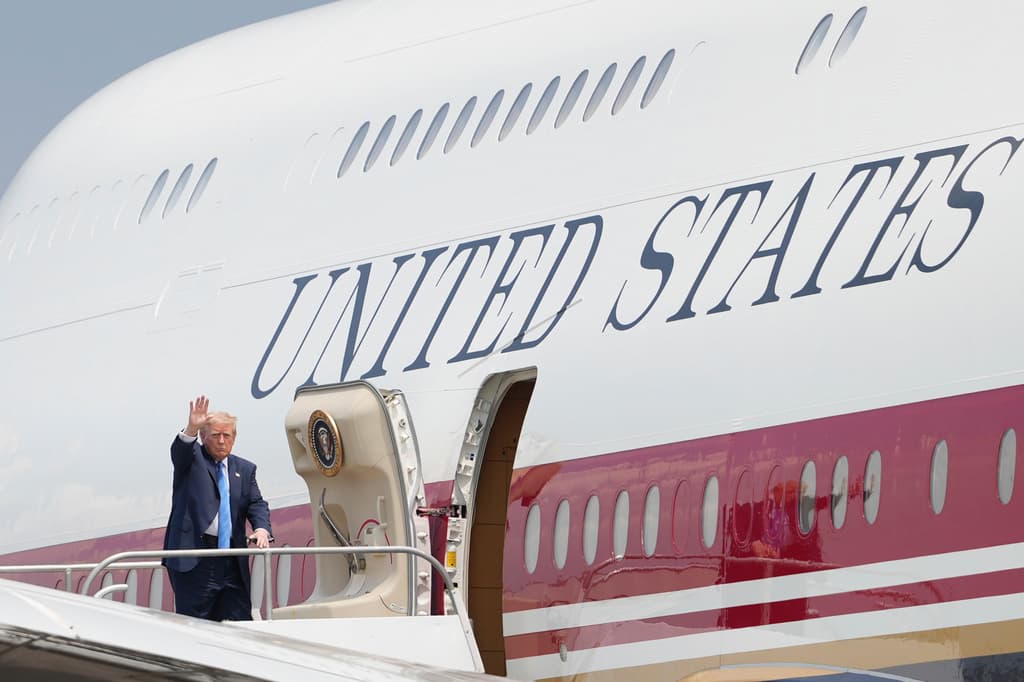 CNN denuncia que Trump sigue vetándoles: no pueden volar con el presidente el sábado a bordo del Air Force One