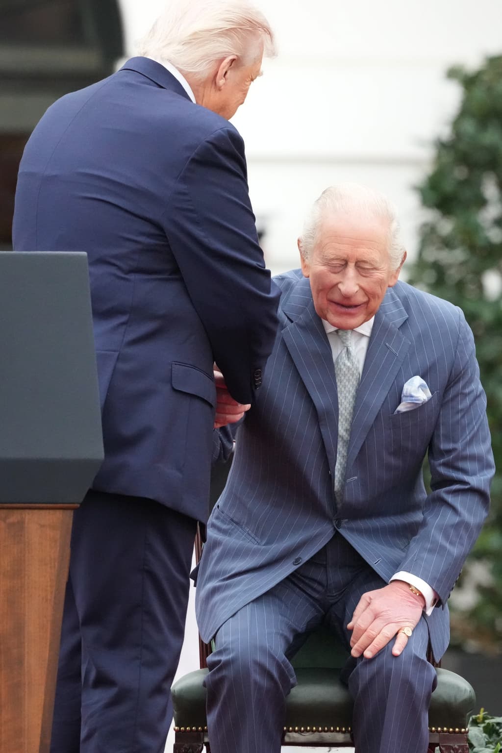 <b>El rey Carlos III, de 77 años (2 menos que Donald Trump)</b>, se reunió con el presidente de los Estados Unidos el martes en la mañana, para luego dirigirse al Capitolio, donde ofrecería
<b><a href="https://www.univision.com/noticias/discurso-historico-completo-esto-fue-lo-que-dijo-el-rey-carlos-iii-del-reino-unido-ante-sesion-en-congreso-de-eeuu-video" target="_blank">un mensaje a ambos cuerpos legislativos, el Senado y la Cámara de Representantes</a></b>.