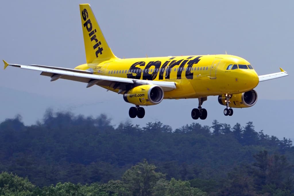 En medio de quiebra, Spirit Airlines planea despedir a 1,800 asistentes de vuelo para finales de año