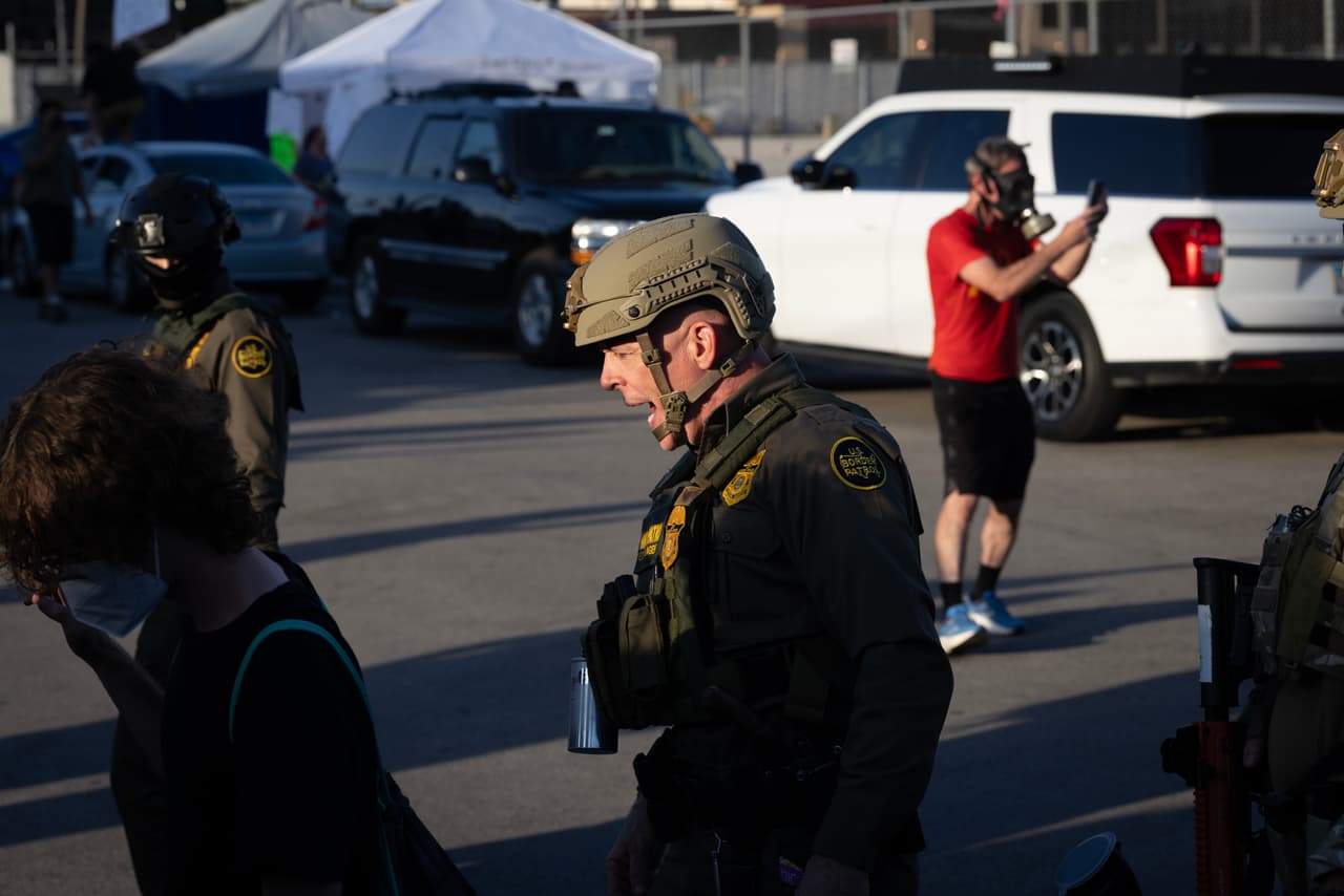 DHS respondió, al día siguiente de los operativos en La Villita, afirmando que una “turba de alborotadores” arrojó objetos a los agentes y golpeó a Bovino en la cabeza.
<br>
<br>Además,
<b> </b>el comunicado sostuvo que
<b> las medidas antidisturbios fueron desplegadas adecuadamente e</b> indico que el uso de municiones químicas estuvo
<b>“en total conformidad con la política de la CBP”.</b>
