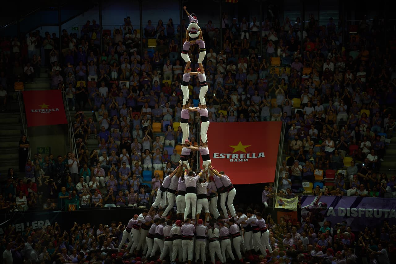 Miembros de Castellers Jove de Tarragona forman un "castell" o torre humana, durante el 30º Concurs de Castells o Concurso de Torres Humanas en Tarragona, España, el domingo 4 de octubre de 2026.