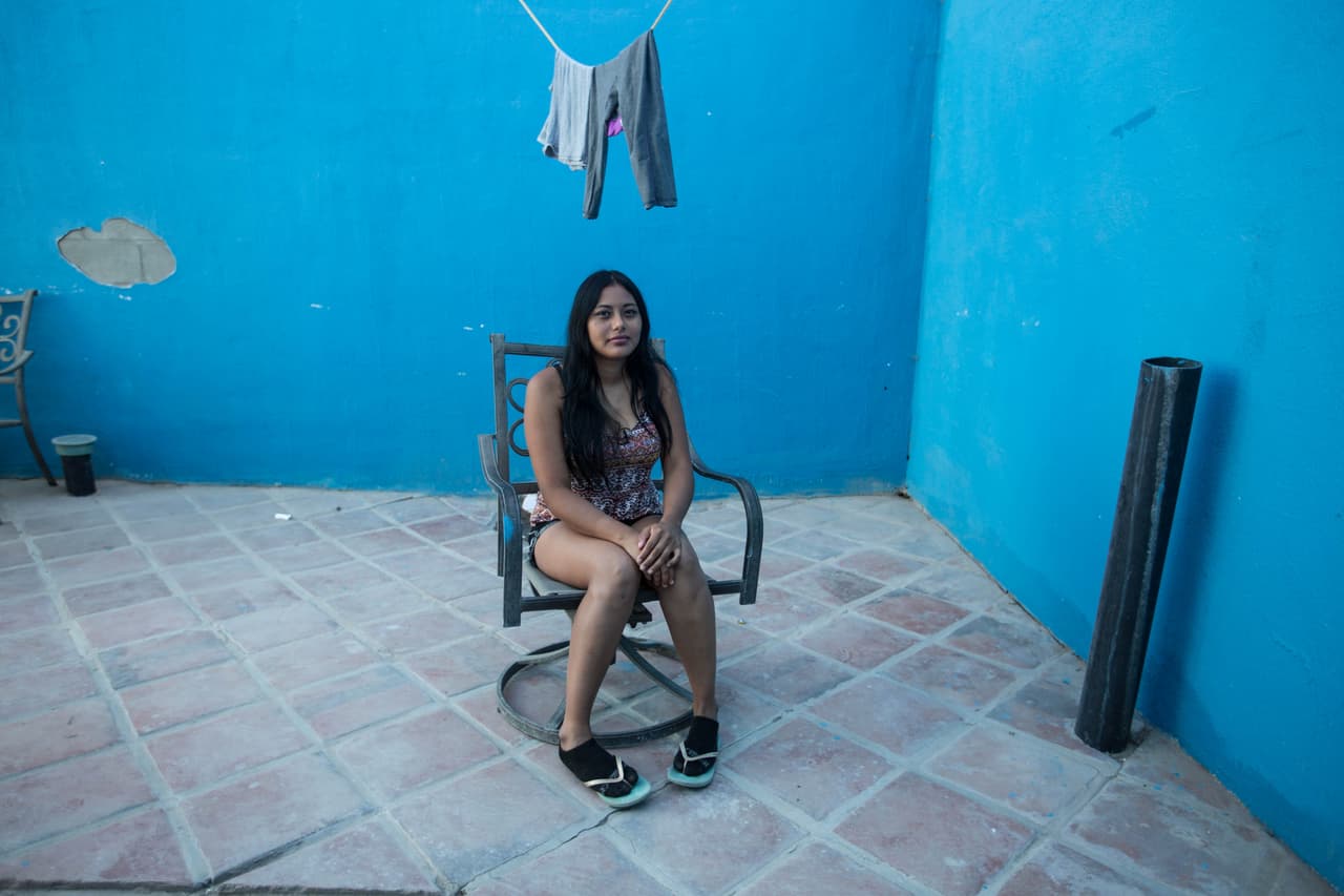 Daniela Díaz, una salvadoreña también esperando en Tijuana. Asegura que ha llamado a todos los números que le han dado en la lista de abogados y que hasta ahora ninguno si quiera le ha devuelto la llamada pese a que ha dejado mensajes de voz. "Esto me pasa cada vez que llamo", dice mientras escucha una de las grabadoras de una de las organizaciones con las que intentaba comunicarse.