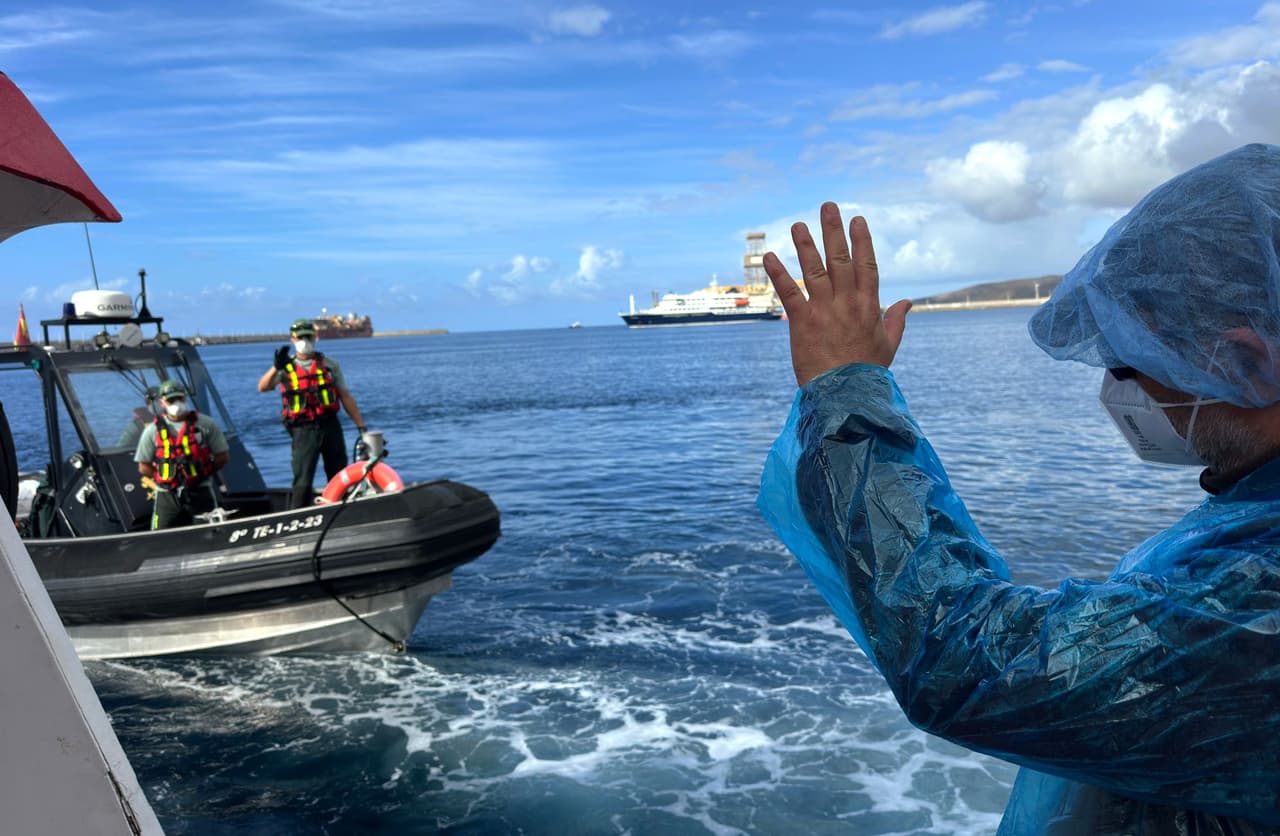 Ciudadanos españoles fueron los primeros en abandonar el barco, MV Hondius, este domingo 10 de mayo en Tenerife, la isla más grande del archipiélago español, frente a la costa de África occidental.