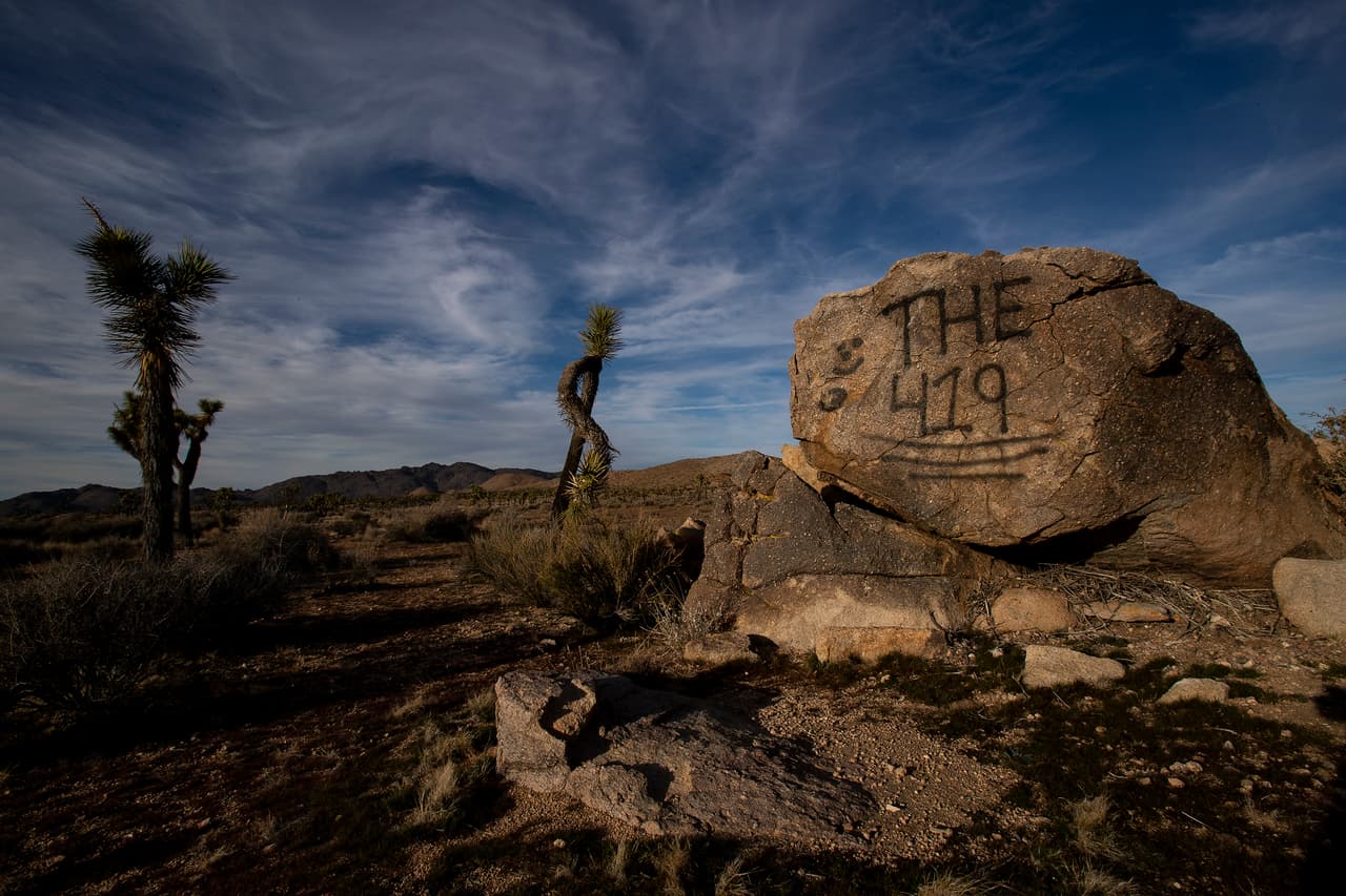 <b>Vandalismo en los parques.</b> El cierre parcial del gobierno ha mantenido a los Parques Nacionales operando con limitaciones y algunos se han visto severamente afectados por la falta de mantenimiento y vigilancia. El parque Joshua Tree de California (en la fotografía) ha sufrido vandalismo pero también ha sido limpiado por voluntarios y se mantiene abierto gracias a los recursos propios que ha generado. 8 de enero de 2018.