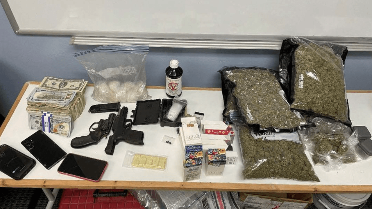 Cuatro personas fueron arrestadas luego de que las autoridades confiscaron armas, marihuana, dinero en efectivo y heroína en el condado de Bastrop. El tráfico de narcóticos era investigado en la zona de Rosanky, Texas. Las autoridades consiguieron una orden de cateo y pudieron ingresar a la residencia.