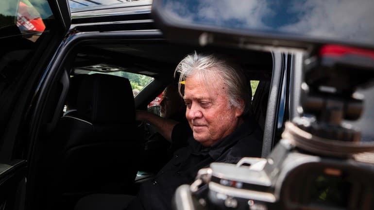 El exasesor de Trump Steve Bannon comienza a cumplir su condena a prisión por desacato al Congreso