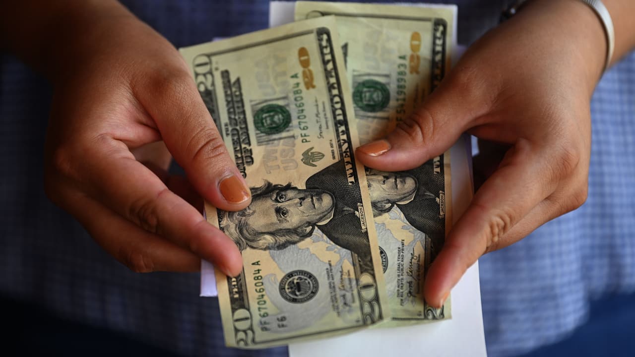 Ante el temor de ser deportados, centroamericanos en el DMV modifican la manera de enviar dinero a sus países