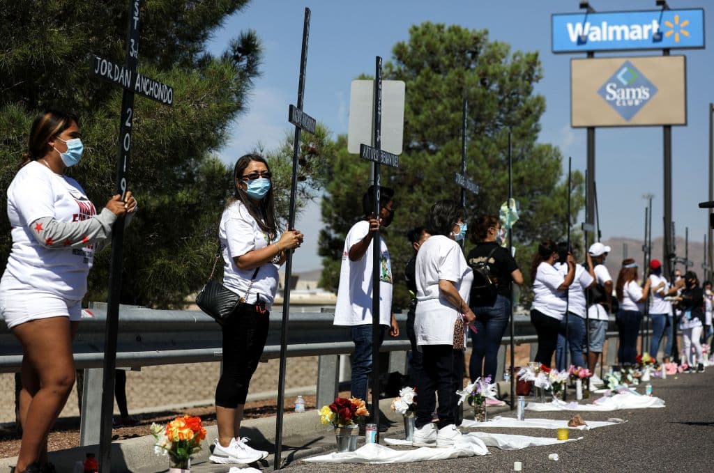 A pesar del gran impacto que tuvo esta masacre en una comunidad mayoritariamente hispana y que hasta el propio Donald Trump se vio obligado a pedir en Twitter a los legisladores que se pusieran de acuerdo para implantar más verificiaciones de antecedentes para la compra de armas, nada cambió después de esta masacre. De hecho, apenas dos años después Texas puso en marcha una de las leyes más laxas de todo el país que permite el porte de armas en público sin necesidad de obtener un permiso o capacitación.
<b>Lee:</b>
<b><a href="https://www.univision.com/noticias/tiroteos/leyes-armas-texas-permiso-capacitacion-uvalde-texas">Sin permiso ni capacitación: la ley de Texas permite a cualquier adulto portar un arma.</a></b>