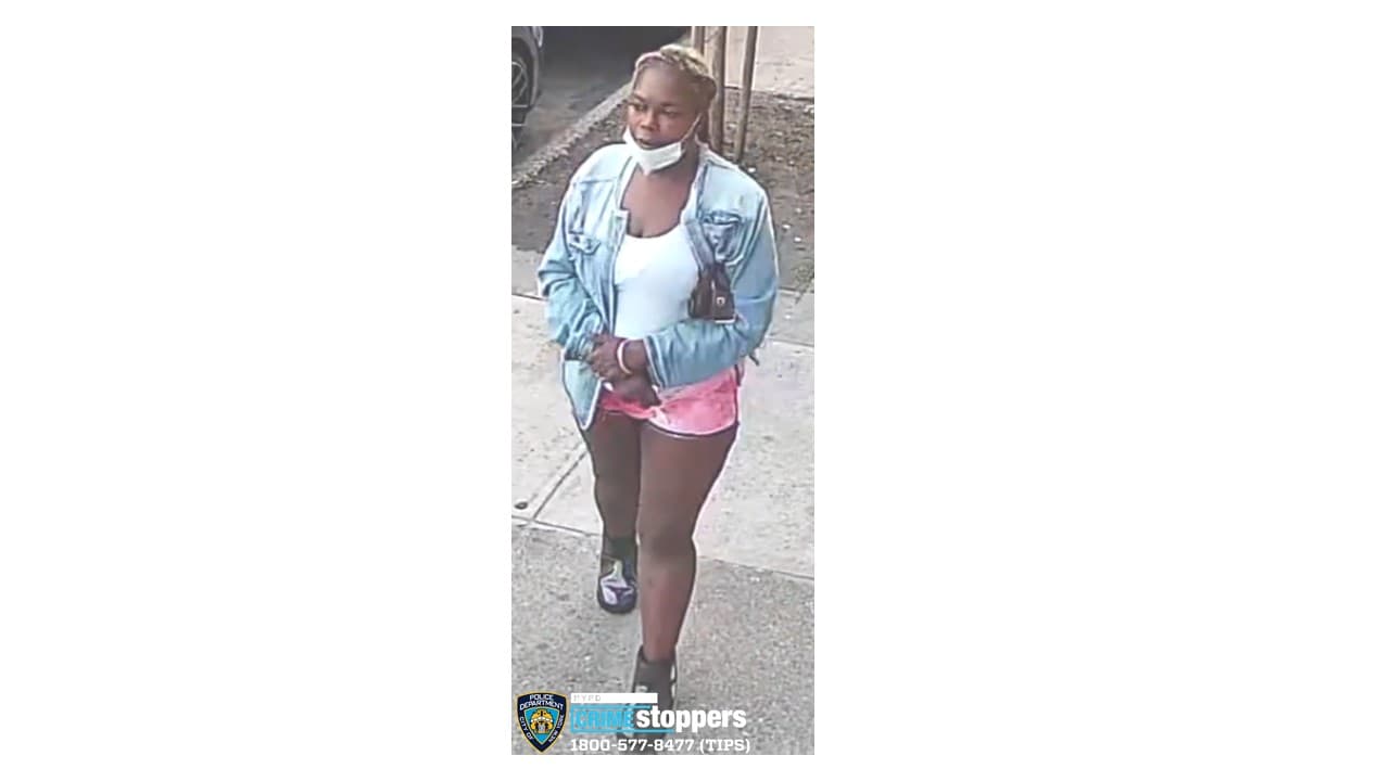 Aunque se desconoce, por el momento la identidad de los sospechosos, una cámara de la calle captó bien sus rostros, y se ven detalles como hasta qué cosas llevaban en las manos.
<br>
<br>
<br>