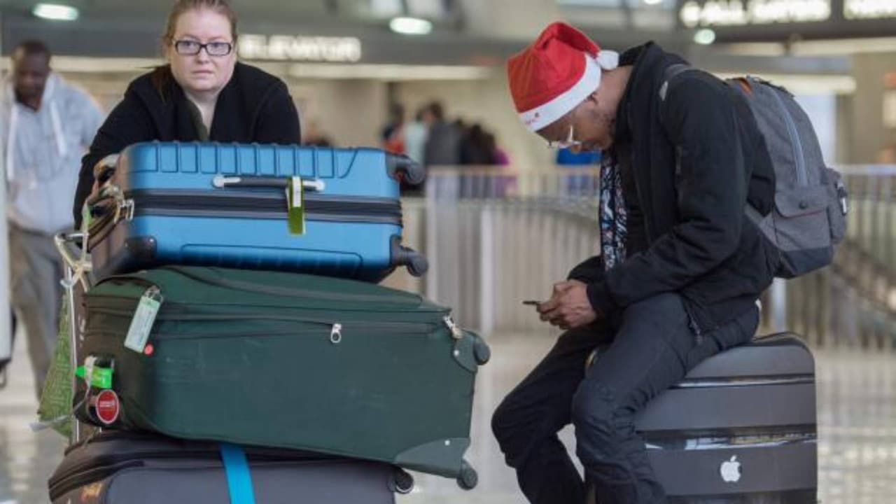 Más de 500 retrasos en Orlando por clima invernal complican el regreso de viajeros