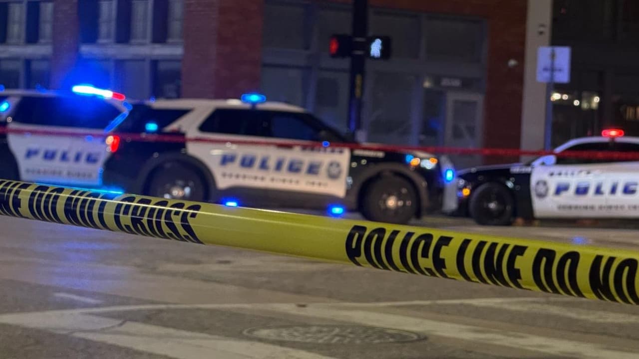 <h3 class="cms-H3-H3">Qué pasó </h3>La policía respondió
<b> a una llamada de emergencia en Commerce Street. </b>
<br>Cuando los agentes llegaron
<b>encontraron a una persona armada en medio de una situación donde otras habían sido baleadas. </b>
<br>Momentos después,
<b>se registró un tiroteo que involucró a un oficial. </b>
<br>La persona armada
<b>murió en el lugar. </b>
<br>Otra también falleció.
<br>
<b>Varios heridos fueron trasladados a hospitales</b> y se encuentran en condición estable, según la información oficial disponible hasta esta mañana.
<br>El Departamento de Policía de Dallas
<b>confirmó que ningún oficial resultó herido. </b>