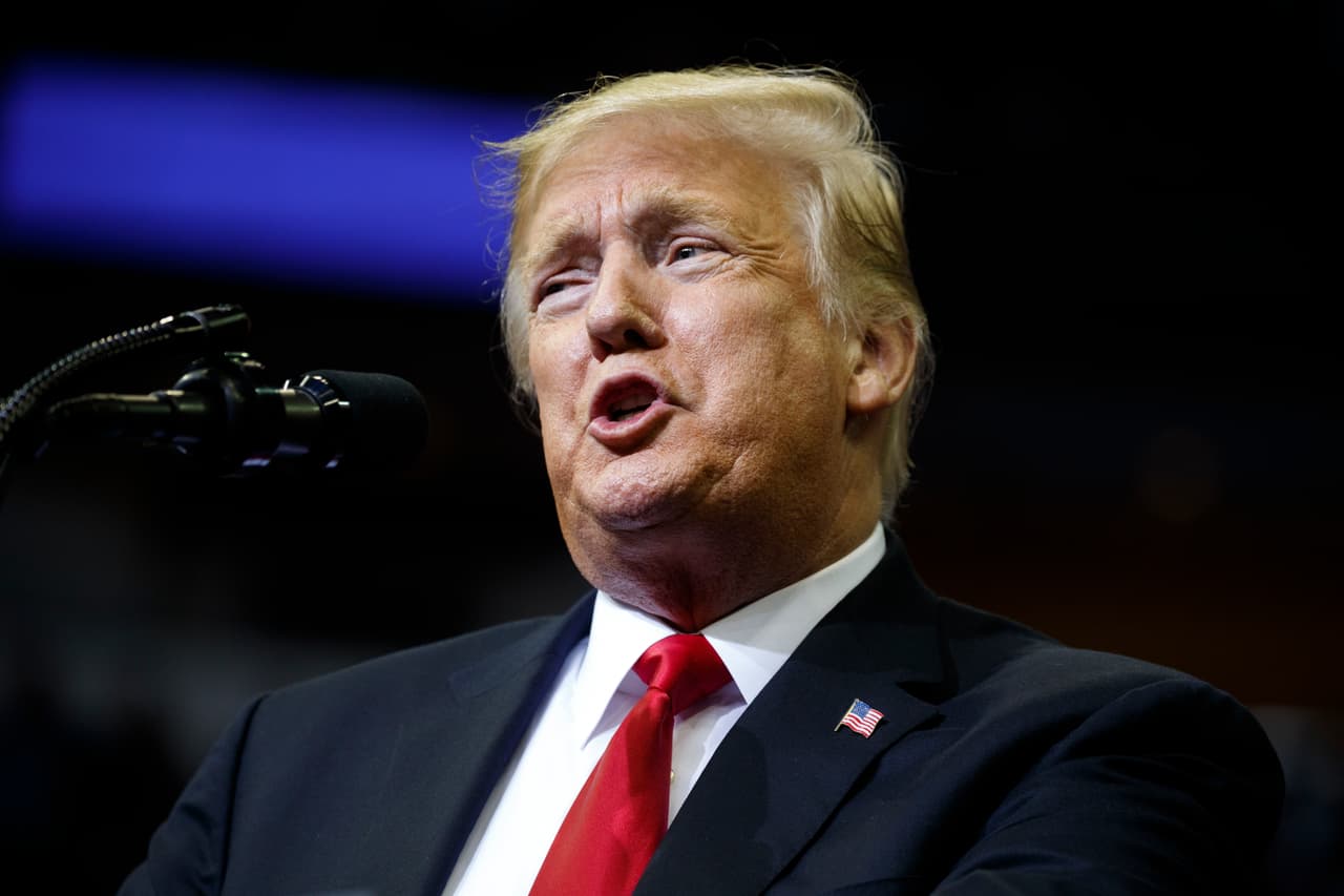 Donald Trump firma orden para que los bancos revisen más de cerca el estatus migratorio de sus clientes