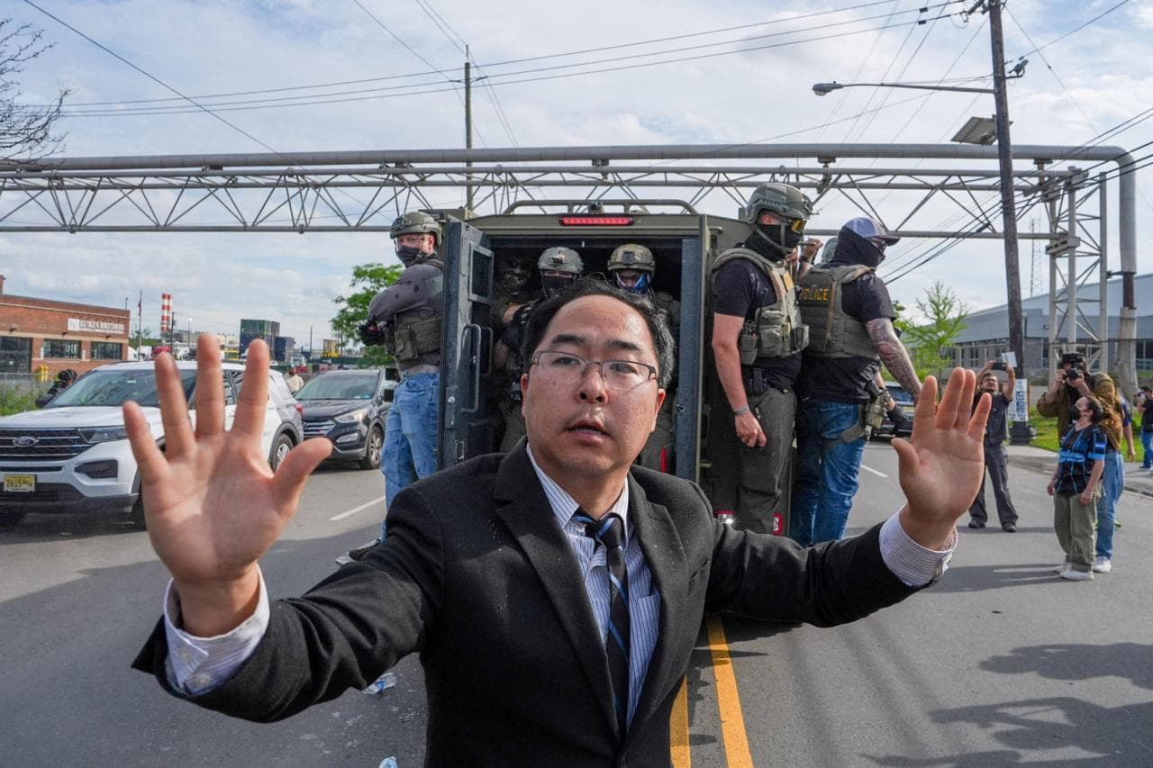 Senador Andy Kim fue rociado con gas pimienta a las afueras del centro de detención Delaney Hall