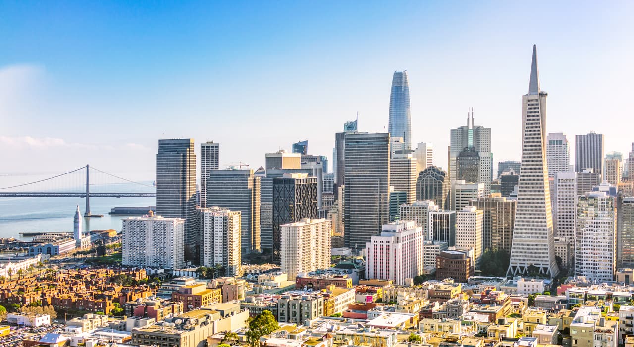<h2 class="cms-H2-H2">1. San Francisco-Oakland-Berkeley, California</h2>
<br>
<br>🏡
<b> Ingreso anual requerido (después de impuestos): </b>$84,026
<br>
<br>🏡
<b>Gastos básicos: </b>$42,013
<br>
<br>🏡
<b>Gastos discrecionales: </b>$25,208
<br>
<br>🏡
<b>Deudas y/o ahorro: </b>$16,805