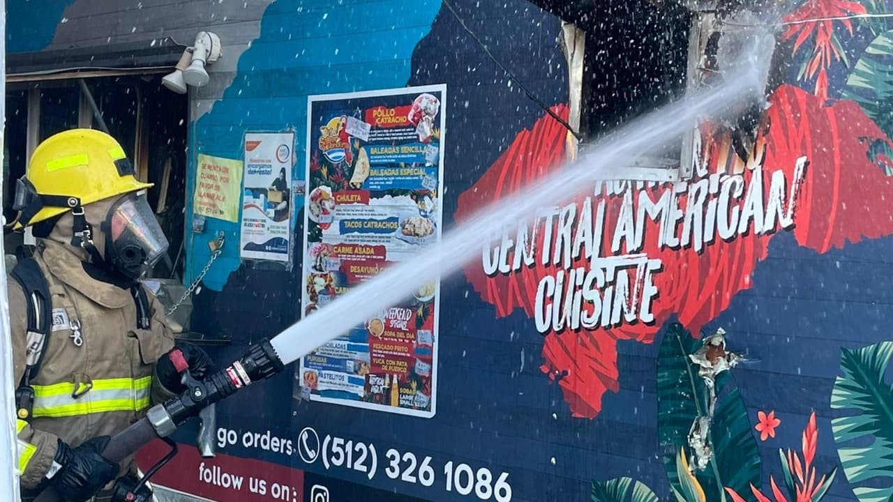 La Policía de Austin informó que una mujer había sostenido una discusión con el papá de sus hijos y creyó que él le había robado su celular.