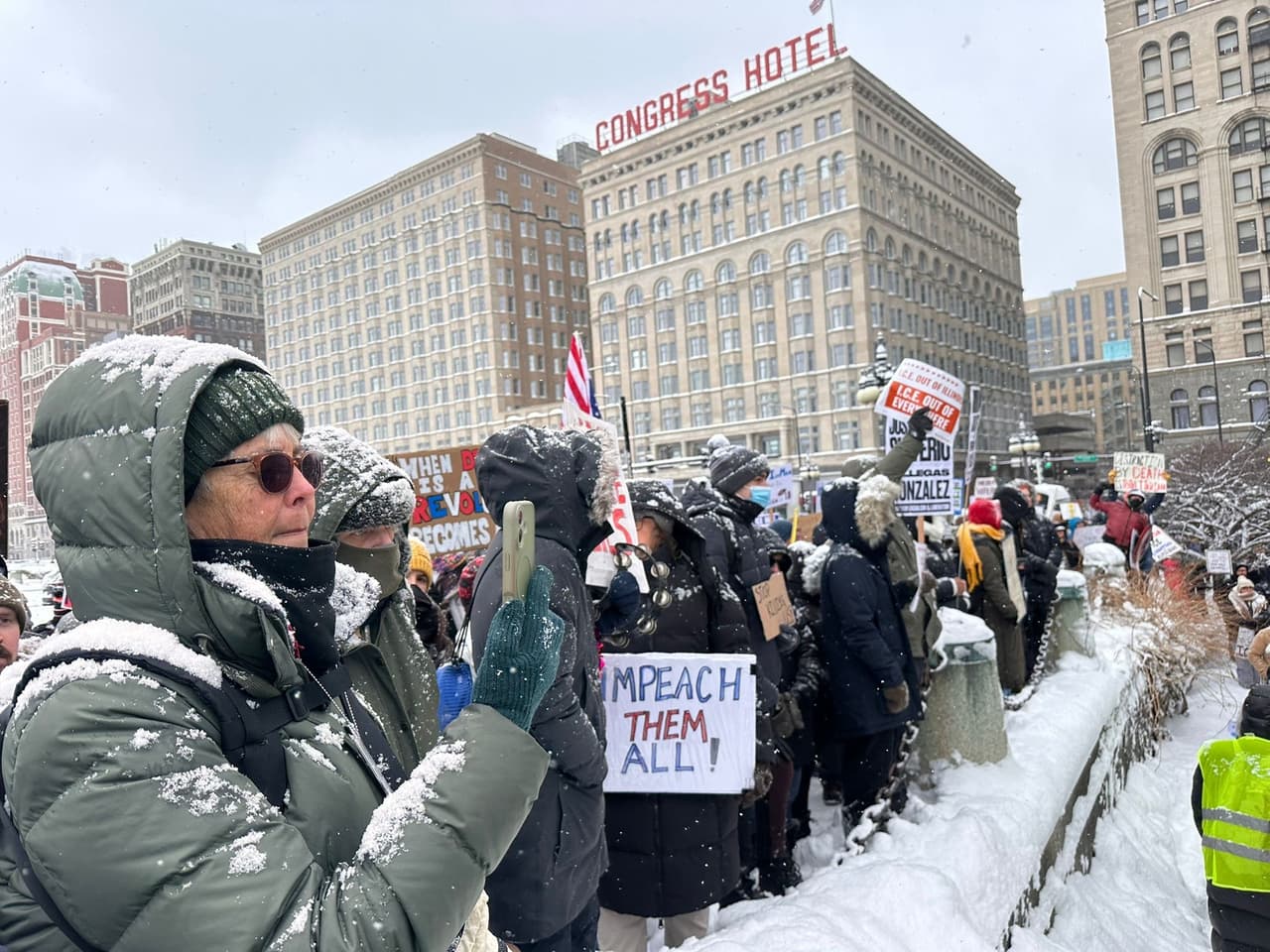 A pesar de las bajas temperaturas que se registran en Chicago, decenas de personas salieron a las calles a la 1:00 de la tarde, para protestar y exigir justicia por Pretti,
<b>un enfermero de 37 años que trabajaba en el Centro Médico VA de Minneapolis</b>
<br>
<br>Durante la manifestación, los asistentes rechazaron la versión de las autoridades federales, quienes han catalogado a Pretti como un “terrorista doméstico”.