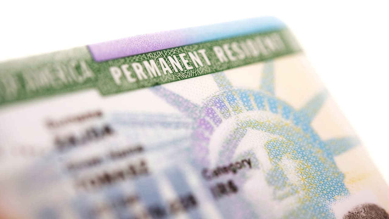 La semana en video: inmigrantes hispanos son deportados a África y el endurecimiento de la evaluación en la solicitud de la green card