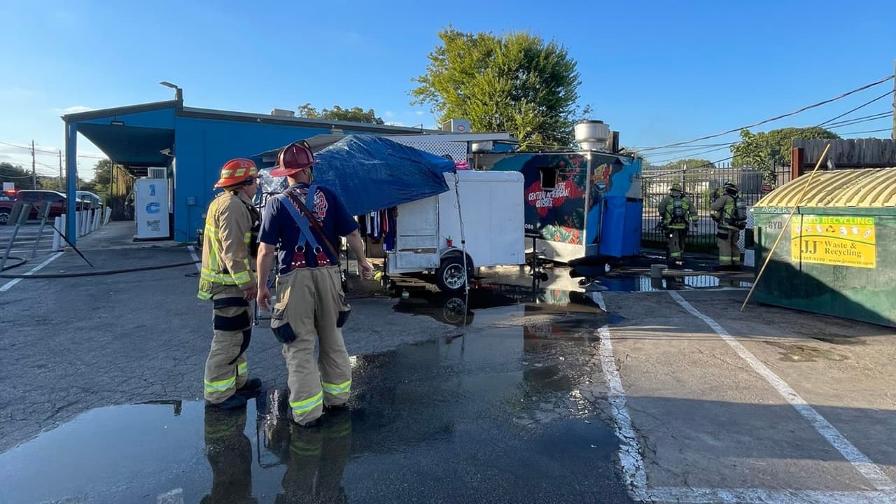 Al menos cuatro personas resultaron heridas luego de que una mujer las arrollara para luego impactarse contra un puesto de comida, el cual terminó en llamas.
