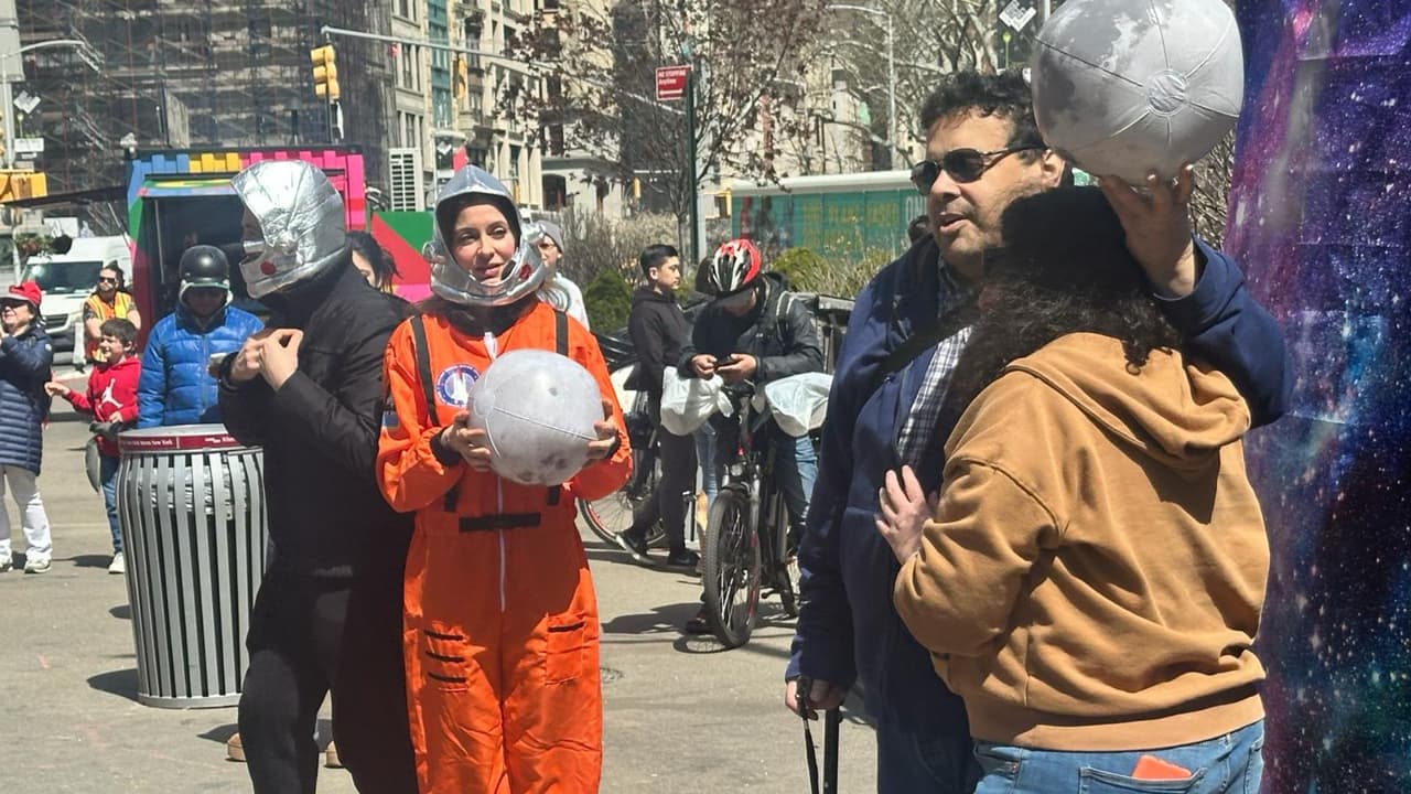 Varios asistentes acudieron disfrazados, con telescopios o con lentes especiales.