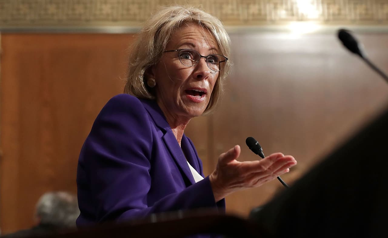 Colegios comunitarios de California demandan a Betsy DeVos por fondos del coronavirus para estudiantes con DACA