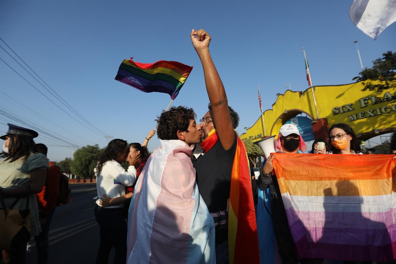 Aun así, continuó, finalmente optaron por salir de la fila después de que un oficial
<b>empujó a uno de los 12 integrantes del grupo </b>y en ese trayecto, cuando dos de ellos se besaron, el hombre de seguridad "dijo que lo que estaban haciendo era una muestra efusiva de afecto y eso no era tolerable porque es parque con ambiente familiar", terminó la joven.