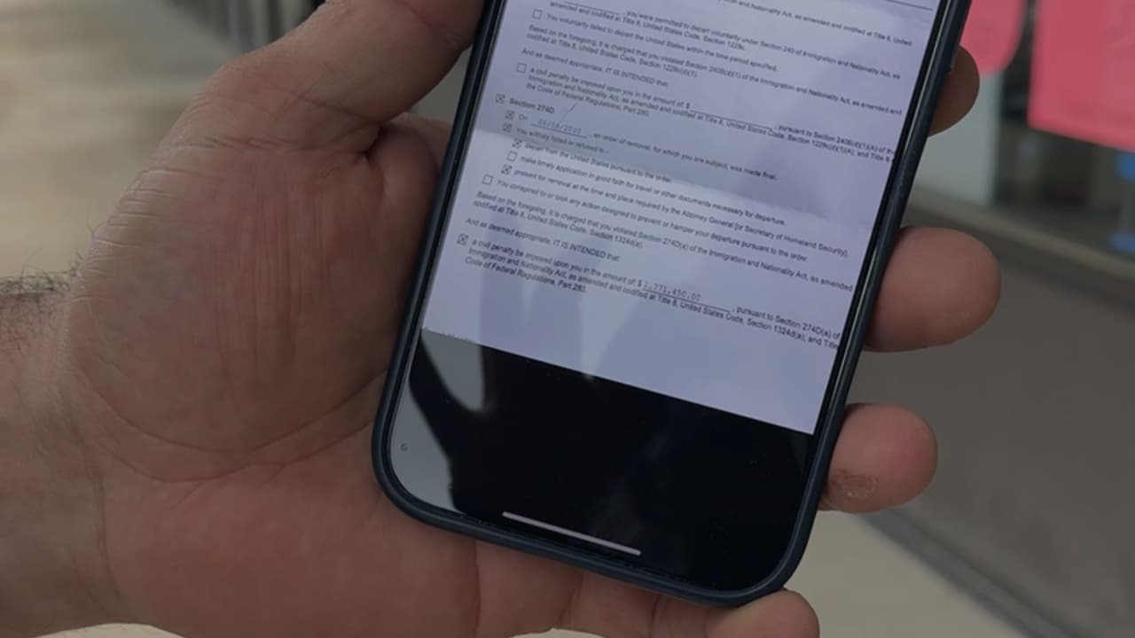 El gobierno de Trump está poniendo multas millonarias a los indocumentados: qué puedes hacer si te llega una