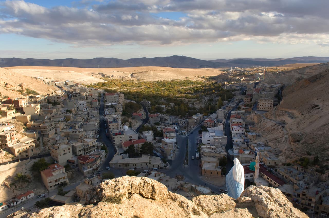 <h3 class="cms-H3-H3">16. Siria</h3>
<br>
<br>🛫
<b>Factores de riesgo: </b>terrorismo, inestabilidad social, secuestro, conflicto armado y riesgo de detención arbitraria.
<br>
<br>🛫
<b> Advertencia más reciente del Departamento de Estado:</b> 20 de abril de 2022.
<br>