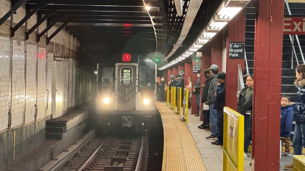 La guardia trabajaba en el turno de 2:00 p.m. a 10:00 p.m. en una estación ubicada en la calle 62 y la Octava Avenida, en Brooklyn.
<br>