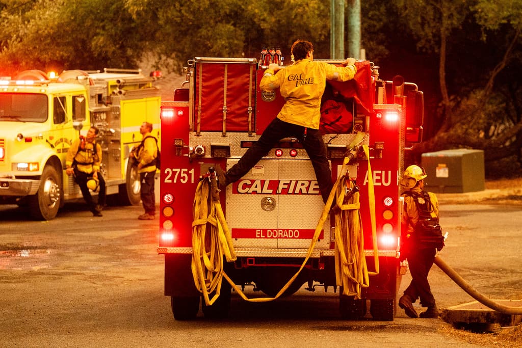 Los bomberos se alinearon en las carreteras para proteger las casas. Su objetivo principal es evitar que las llamas lleguen a las áreas residenciales.