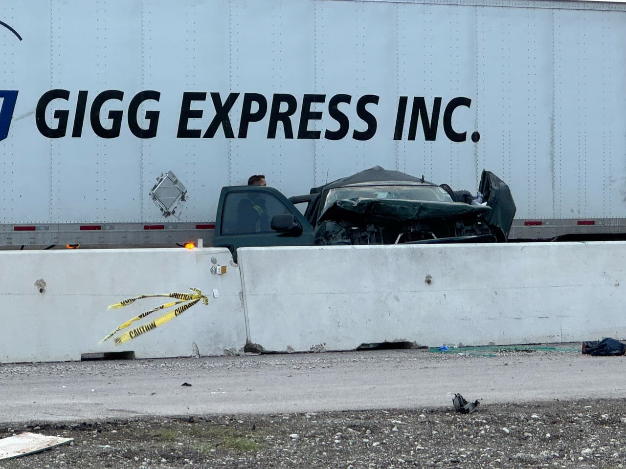 Socorristas trasladaron a
<b> 2 adultos al Saint David Round Rock Medical Center,</b> con heridas críticas que ponen en peligro su vida.