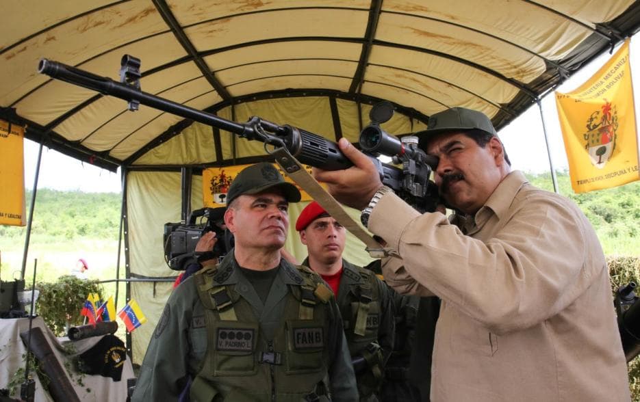 President Maduro plays with a Russian assault rifle under the eyes of the Minister of Defense, during military exercises carried out in January 2017.
