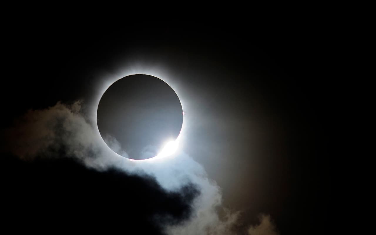 Eclipse de Sol: cómo verlo en vivo y a qué hora se oscurecerá el cielo por completo