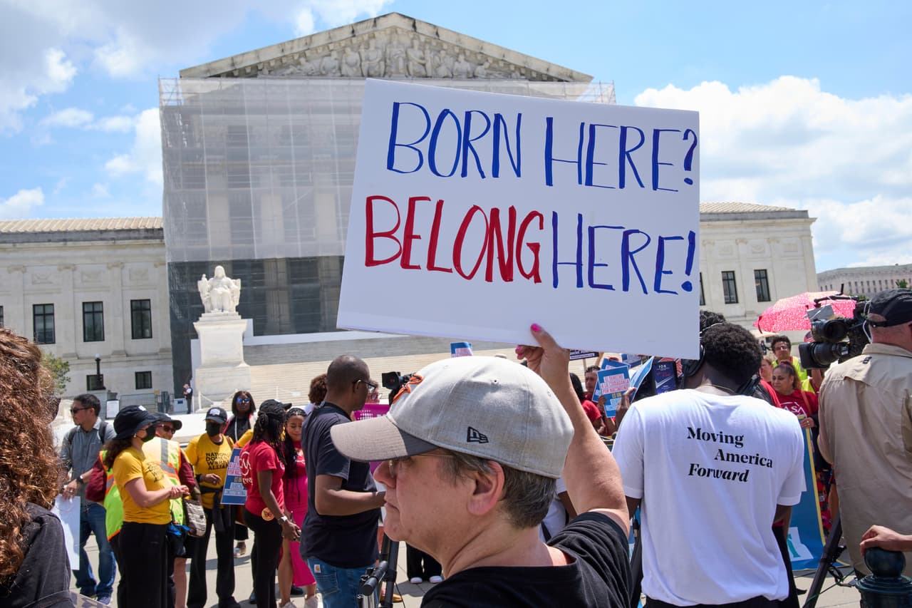 Jenny Harris, de Baltimore, protesta en apoyo de la ciudadanía por derecho de nacimiento y de la comunidad inmigrante, el jueves 15 de mayo de 2025, frente al Tribunal Supremo en Washington.