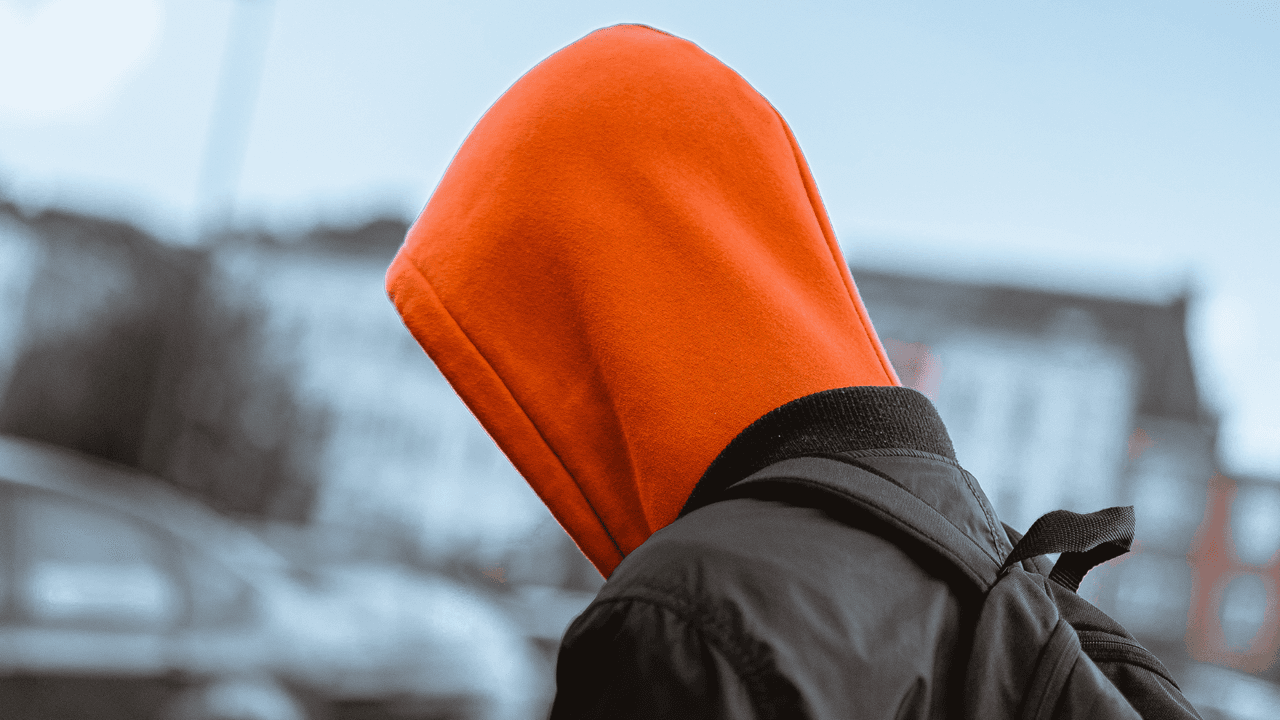 Un distrito escolar en el Metroplex prohibirá la ropa con capuchas y limitará las faldas