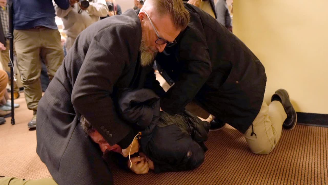 Acusan de agresión a hombre que roció a la representante Ilhan Omar con sustancia en ayuntamiento de Minneapolis