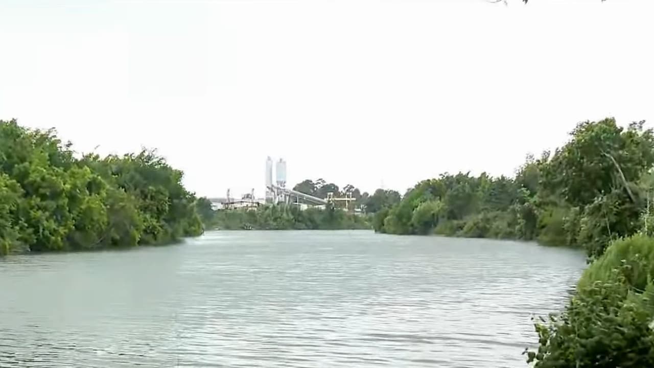 Hallan un cuerpo flotando en Greens Bayou al este de Houston