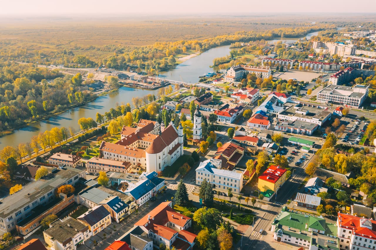 <h3 class="cms-H3-H3">2. Bielorrusia</h3>
<br>
<br>🛫
<b>Factores de riesgo: </b>aplicación arbitraria de la ley, riesgo de detenciones y exposición a posibles ataques rusos sobre Ucrania, país con el que comparte frontera.
<br>
<br>🛫
<b>Advertencia más reciente del Departamento de Estado:</b> 13 de junio de 2022.
<br>
