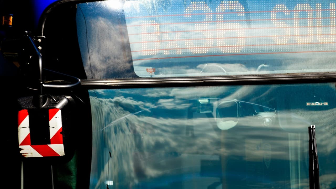 Trabajador hispano muere tras choque de autobús de la MTA con grúa en Manhattan