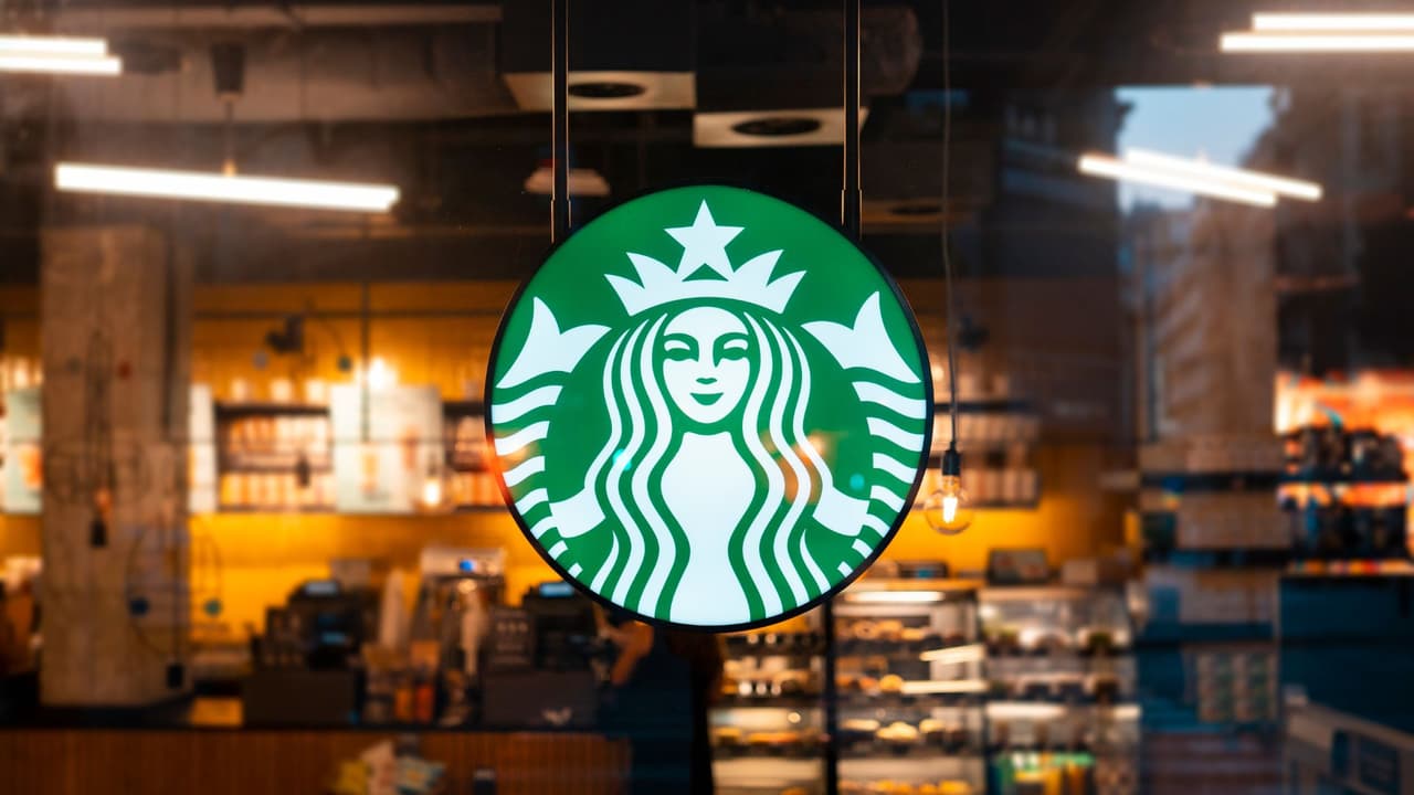 Starbucks asegura que
<b>reubicará empleados cuando sea posible y ofrecerá indemnizaciones a quienes salgan</b>. Para los clientes, la recomendación es clara:
<b>verifica tu tienda antes de salir de casa.</b>