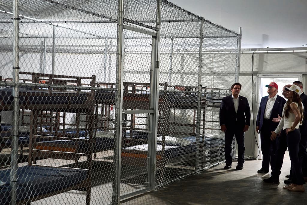 Las autoridades indicaron originalmente que
<b>podría albergar hasta 5,000 detenidos</b>, pero el gobernador de Florida, Ron DeSantis, quien acompañó a Trump en el recorrido del martes, dijo que pronto estaría realmente lista para 3,000 personas.